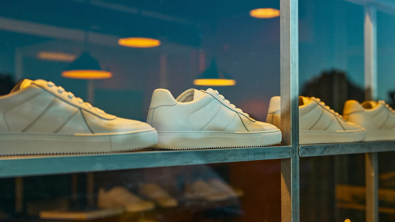 Sneakers på rå stålhylder set gennem et skovindue ved tusmørke, illustration